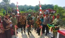 Letkol Inf I Gede Mahendra Subrata resmikan Jembatan Perintis Garuda di Kecamatan Cileles akses penghubung Kampung Cempaka dan Kampung Pamatang, Desa Pasindangan,  Jumat (17/7/2026).