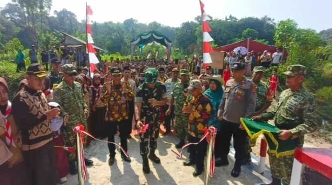 Letkol Inf I Gede Mahendra Subrata resmikan Jembatan Perintis Garuda di Kecamatan Cileles akses penghubung Kampung Cempaka dan Kampung Pamatang, Desa Pasindangan,  Jumat (17/7/2026).(ist)