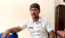 Kepala Dinas Lingkungan Hidup Kabupaten Lebak, Irvan Suyatufika, ST ketika memberikan sosialisasi kepada masyarakat di ruang kerja.(dok/ist)
