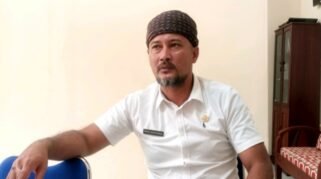Kepala Dinas Lingkungan Hidup Kabupaten Lebak, Irvan Suyatufika, ST ketika memberikan sosialisasi kepada masyarakat di ruang kerja.(dok/ist)