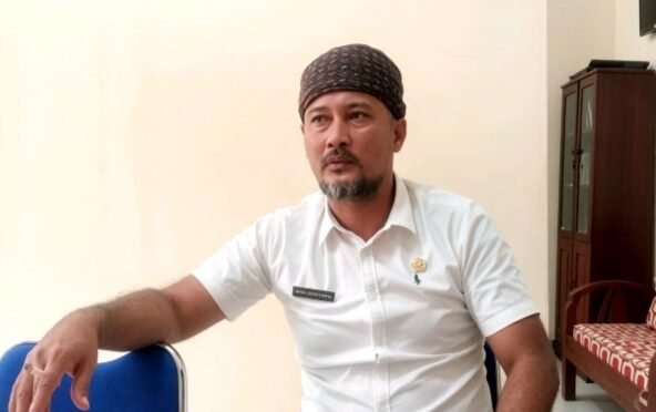Kepala Dinas Lingkungan Hidup Kabupaten Lebak, Irvan Suyatufika, ST ketika memberikan sosialisasi kepada masyarakat di ruang kerja.(dok/ist)